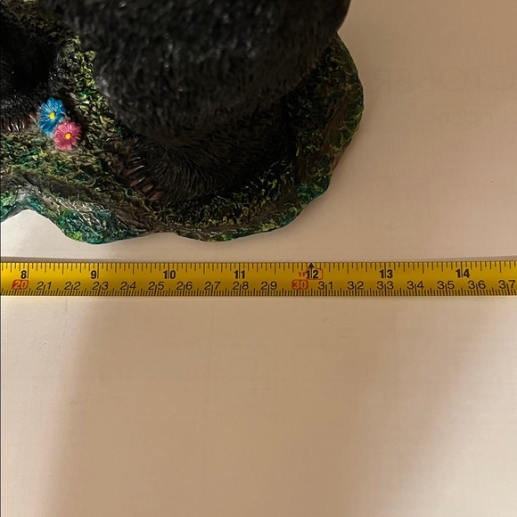 Charming Black Bear 🐻 Family Holding a Birch Log Clock with Raccoon 🦝 on the Top - Picture 4 of 9